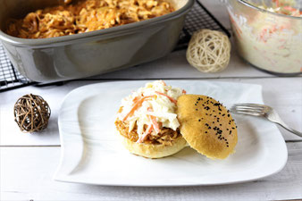 Pulled Chicken im Ofenmeister mit Burger Bun und Coleslaw