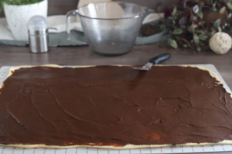 Schokofüllung mit dem kleinen Streicher auf dem Teig verstreichen