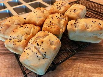 Mini Fladenbrote Fladenbrötchen mit der Teigunterlage gebacken in der Mini-Kuchen Form aus dem Pampered Chef Onlineshop