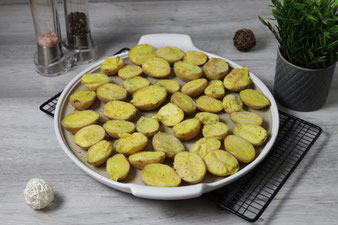 Überbackene Ofenkartoffeln auf der White Lady oder Ofenzauberer James aus dem Pampered Chef Onlineshop mit Kuchengitter, Salz & Pfeffermühlenset