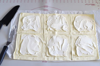 Creme mit dem kleinen Streicher über den Teig verstreichen