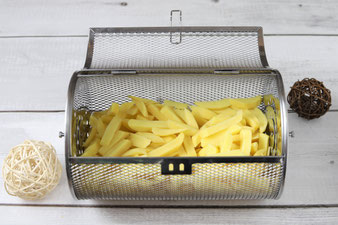 Pommes in den Gareinsatz vom Air Fryer geben