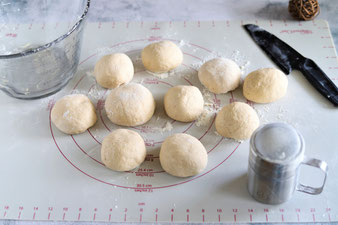 Körnerbrötchen oder Dinkelbrötchen auf dem Zauberstein sowie Ofenzauberer oder White Lady aus dem Pampered Chef Onlineshop