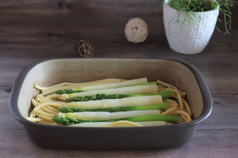 Grüner Spargel und weißer Spargel in der Ofenhexe von Pampered Chef