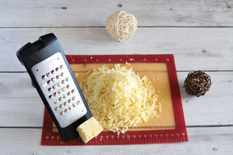 Käse mit der groben Microplane Reibe von Pampered Chef eiben