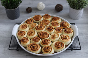 Teigunterlage, Edelstahlschüssel, Mix´n Scraper Schaber, Teigroller, Nylonmesser, Silikonpinsel, White Lady oder Ofenzauberer James mit Kuchengitter für Zimtschnecken Cinnamon Rolls Zimtröllchen im Pampered Chef Onlineshop
