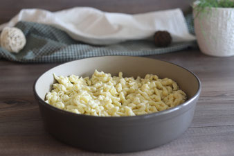 Spätzle in der Stoneware rund