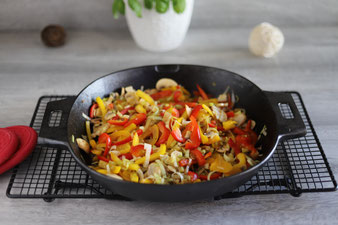 Große Gusseiserne Pfanne von Pampered Chef mit Kuchengitter und Packs an Silikonhandschuhe