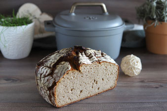 Rustikales Brot im emaillierten gusseisernen Topf von Pampered Chef