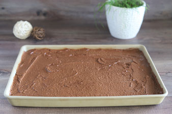 Teig mit dem kleinen Streicher im großen Ofenzauberer von Pampered Chef verteilen