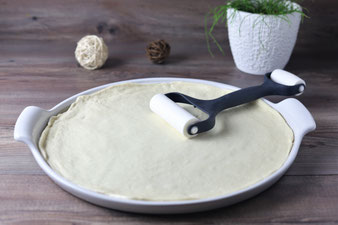 Teig aus der großen Nixe mit dem Teigroller auf der White Lady ausrollen
