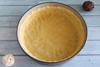 Teig in der Stoneware rund verteilen