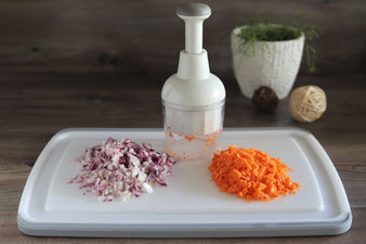 Zwiebeln und Karotten mit dem Super-Hacker von Pampered Chef zerkleinern