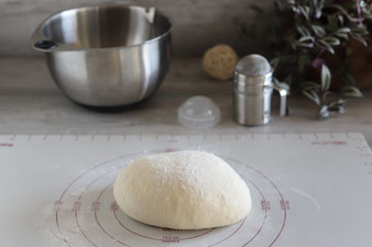 Teigunterlage mit Streufix und Edelstahl Rührschüssel von Pampered Chef