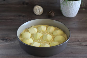 Äpfel über den Teig verteilen
