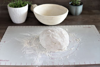 Sauerteig auf der Teigunterlage mit Mehl aus dem Streufix falten