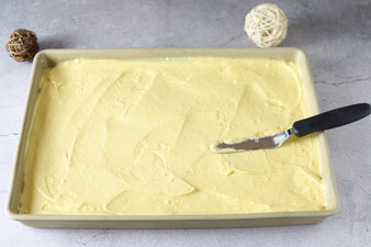 Teig mit dem kleinen Streicher im großen Ofenzauberer von Pampered Chef verteilen