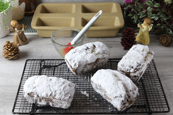 Stollen mit flüssiger Butter mit dem Silikonpinsel einpinseln und mit Puderzucker aus dem Streufix bestreuen