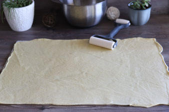 Osterzopf Hefezopf Marzipan und Pistazien auf der White Lady mit Teigunterlage und Teigroller aus dem Pampered Chef Onlineshop