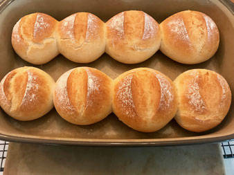 Dinkelbrötchen Semmeln mit Buttermilch in der Ofenhexe und Zauberstein Grundset vom Pampered Chef Onlineshop bestellen