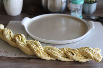 Osterzopf Hefezopf Marzipan und Pistazien auf der White Lady mit Teigunterlage und Teigroller aus dem Pampered Chef Onlineshop