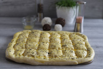 Türkisches Fladenbrot oder Pide mit Teigroller und Silikonpinsel sowie Streufix auf dem Zauberstein oder Ofenzauberer James im Pampered Chef Onlineshop bestellen