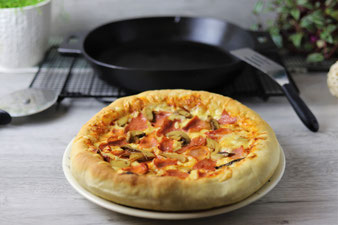 Amerikanische Pan Pizza wie von Pizza Hut mit gefülltem Käserand in der gusseisernen Pfanne von Pampered Chef