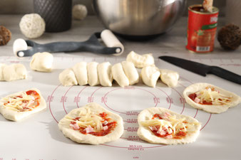 Gefüllte Pizzabrötchen auf der White Lady oder dem Ofenzauberer mit Microplane Reibe und Kuchengitter im Pampered Chef Onlineshop