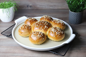 Dreikönigskuchen, Hefekuchen auf der White Lady im Pampered Chef Onlineshop mit Edelstahl Streufix, Teigunterlage, Nylonmesser und Nixe kaufen