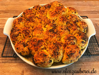 Pizza Zupfbrötchen als Grillbrot auf dem großen runden Stein "White Lady" aus dem Pampered Chef Onlineshop bestellen