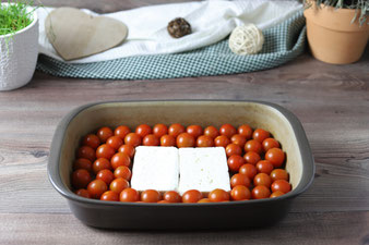 Feta und Tomaten in die Ofenhexe geben