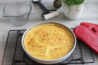 Quiche Lorraine Lothringer Specktorte mit runde Ofenhexe, Nixe, Teigroller und Kuchengitter im Pampered Chef Onlineshop kaufen
