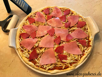 Pizza Bolognese auf der White Lady von Pampered Chef