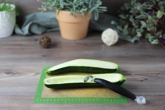 Zucchini aufschneiden und aushöhlen