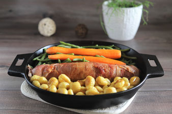 Gnocchi, Schweinefilet und Gemüse in die 30 cm gusseiserne Pfanne von Pampered Chef legen