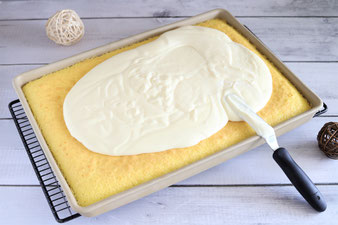 Puddingcreme auf dem Teig mit dem kleinen Streicher verteilen