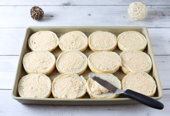 Cheesburger und Burger als Platte auf dem Ofenzauberer von Pampered Chef aus dem Onlineshop kaufen