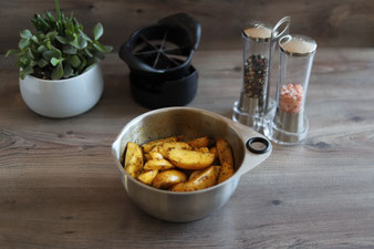 Holzfällerplatte auf der White Lady mit Kuchengitter, Edelstahlschüssel und Gemüsemax online im Pampered Chef Onlineshop bestellen