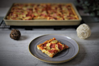 Pizza mit Quark-Öl-Teig im Ofenzauberer James von Pampered Chef