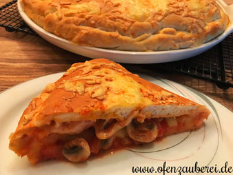 Pizza Calzone auf dem großen runden Stein White Lady, Zauberstein oder Grillstein, Ofenzauberer aus dem Pampered Chef Onlineshop