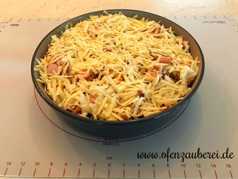Hotdog Faltenbrot in der Stoneware rund, Ofenhexe oder Ofenmeister bzw. Zaubermeister auf der Teigunterlage mit dem Teigroller und Nylonmesser aus dem Pampered Chef Onlineshop kaufen