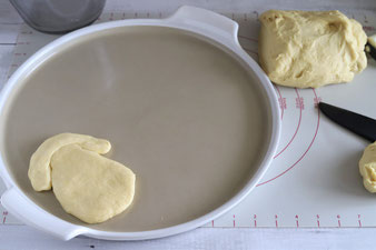 Hefeteig Osterlamm Osterlämmchen auf White Lady, Ofenzauberer oder Zauberstein mit Teigunterlage und Nylonmesser im Pampered Chef Onlineshop kaufen