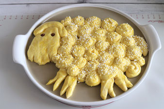 Hefeteig Osterlamm Osterlämmchen auf White Lady, Ofenzauberer oder Zauberstein mit Teigunterlage und Nylonmesser im Pampered Chef Onlineshop kaufen