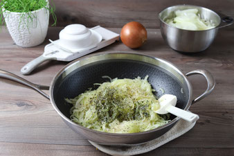Zwiebelkuchen auf dem Ofenzauberer James mit Edelstahl Antihaft Wokpfanne und Teigroller aus dem Pampered Chef Onlineshop kaufen