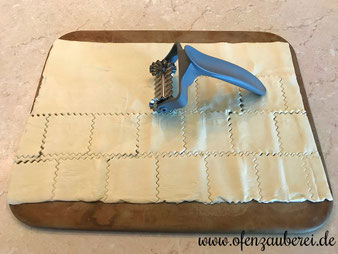 Käsecracker mit dem Keks-Ausstechroller von Pampered Chef und dem Zauberstein im Pampered Chef Onlineshop bestellen