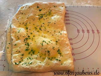 Kräuter Knoblauch Knoten Grillbrötchen oder Grillbrot auf dem Ofenzauberer von Pampered Chef im Onlineshop bestellen