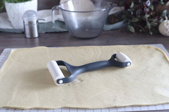 Teig mit dem Teigroller auf der Teigunterlage von Pampered Chef ausrollen