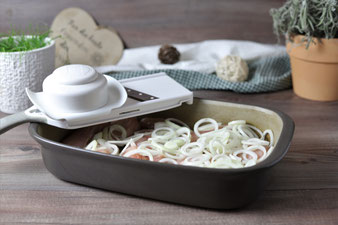Zwiebeln mit dem kleinen Küchenhobel von Pampered Chef in Ringe hobeln