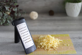 Käse mit der groben Microplane Reibe von Pampered Chef eiben