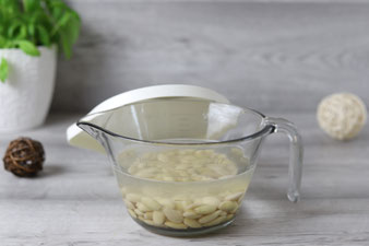 Eingeweichte Mandeln für alternative Milch im Blender von Pampered Chef
